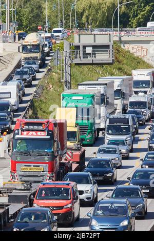 Hamburg, Deutschland. 03.. Juni 2022. Kurz vor dem Elbtunnel sind auf der A7 in südlicher Richtung Lastwagen und Autos eingeklemmt. Quelle: Georg Wendt/dpa/Alamy Live News Stockfoto