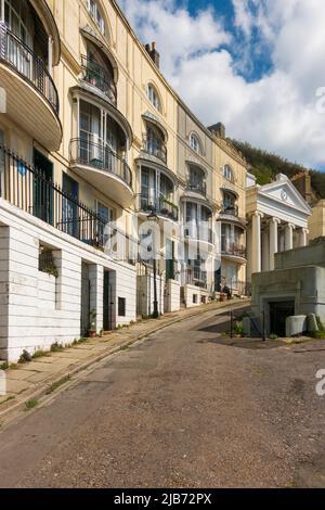 Pelham Crescent, eine georgianische Terrasse mit Meerblick in Hastings, East Sussex, Großbritannien Stockfoto