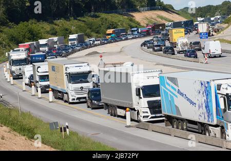 Hamburg, Deutschland. 03.. Juni 2022. Kurz vor dem Elbtunnel sind auf der A7 in südlicher Richtung Lastwagen und Autos eingeklemmt. Quelle: Georg Wendt/dpa/Alamy Live News Stockfoto