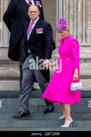 Zara Phillips und Mike Tindall verlassen am 03. Juni 2022 die St. Pauls Cathedral in London, nachdem sie am Gottesdienst für den Nationalgottesdienst zur Feier des Platin-Jubiläums ihrer Majestät der Königin Albert Nieboer/Niederlande OUT/Point de Vue OUT teilgenommen hatten Stockfoto