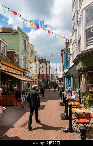Blick auf die George Street, Hastings Old Town, eine lebhafte Einkaufsstraße, East Sussex, Großbritannien Stockfoto