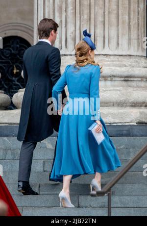 Prinzessin Beatrice und Edoardo Mapelli Mozzi treffen am 03. Juni 2022 in der St. Pauls Cathedral in London ein, um am Gottesdienst zum Nationalfeiertag des Erntedankfestes teilzunehmen, bei dem das Platin-Jubiläum Ihrer Majestät Königin Albert Nieboer/Niederlande OUT/Point de Vue OUT GEFEIERT wird Stockfoto
