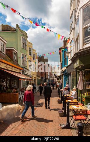 Blick auf die George Street, Hastings Old Town, eine lebhafte Einkaufsstraße, East Sussex, Großbritannien Stockfoto
