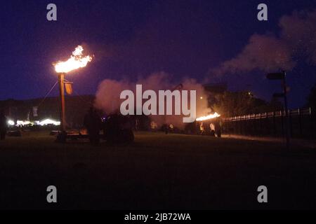 Wallsend, England, 2. Juni 2022. Das 101. Regiment Royal Artillery feuerte eine 105mm Kanone, um das Ende des förmlichen Verfahrens während des Platin-Jubiläums der Königin im römischen Fort Segedunum anzukündigen. Quelle: Colin Edwards Stockfoto