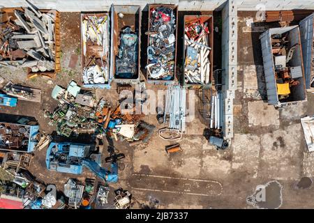 Luftaufnahme des Schrottspeichers. Industrieller Hintergrund. Strohrecycling. Stockfoto