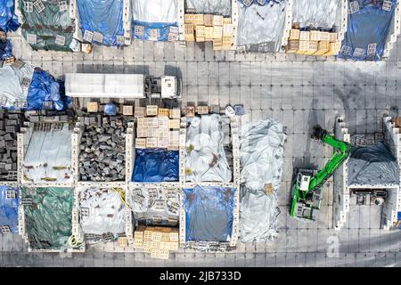 Luftaufnahme des Schrottspeichers. Industrieller Hintergrund. Strohrecycling. Stockfoto