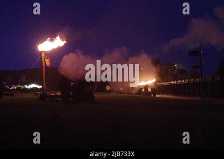 Wallsend, England, 2. Juni 2022. Das 101. Regiment Royal Artillery feuerte eine 105mm Kanone, um das Ende des förmlichen Verfahrens während des Platin-Jubiläums der Königin im römischen Fort Segedunum anzukündigen. Quelle: Colin Edwards Stockfoto