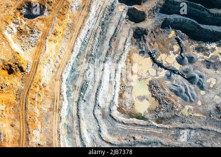 Dolomitenmine. Industrieterrassen. Luftaufnahme des Tagebaus. Ausgrabung der Dolomitenmine. Extraktive Industrie. Stockfoto