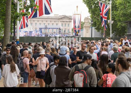 London, Großbritannien, 3.. Juni 2022. Am 2. Tag der Feier zum Platin-Jubiläum versammeln sich die Besucher. Quelle: Glosszoom/Alamy Live News Stockfoto