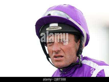 Seamie Heffernan wird am Ladies Day beim Cazoo Derby Festival 2022 auf der Epsom Racecourse, Surrey, vor den Cazoo Oaks posten. Bilddatum: Freitag, 3. Juni 2022. Stockfoto