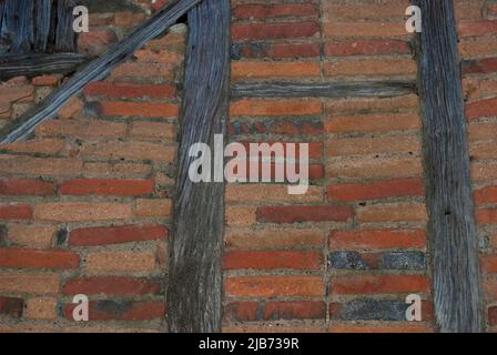 Roter Backsteinrahmen mit Holzbalken im jüdischen Viertel Hervas Stockfoto