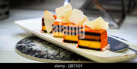 Souffle Kuchen mit Marschmarmelin in kleinen Stücken auf einem Teller close-up dekoriert Stockfoto