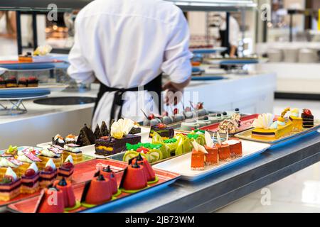 All inclusive Süßtisch im Hotelrestaurant Stockfoto
