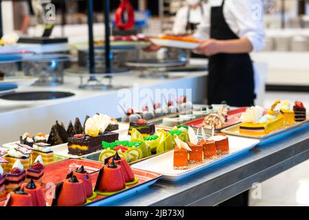 Süßes Buffet im All-Inclusive-Hotel in hellen Farben Stockfoto