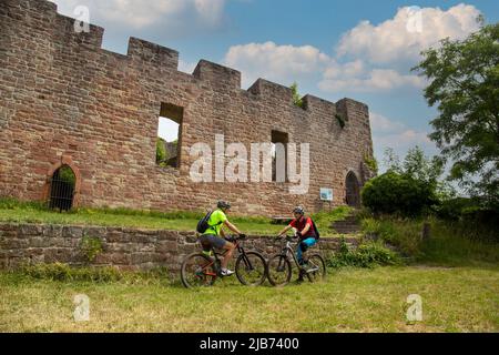 Mountainbiker machen Pause in der Wolfsburg oberhalb von Neustadt im Pfälzer Wald (Model veröffentlicht) Stockfoto