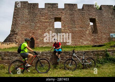 Mountainbiker machen Pause in der Wolfsburg oberhalb von Neustadt im Pfälzer Wald (Model veröffentlicht) Stockfoto