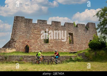 Mountainbiker machen Pause in der Wolfsburg oberhalb von Neustadt im Pfälzer Wald (Model veröffentlicht) Stockfoto