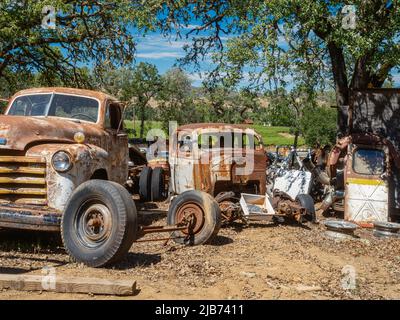 Ein alter, wunderschöner, heruntergekommener Auto Junkyard in Pope Valley, Kalifornien. Stockfoto