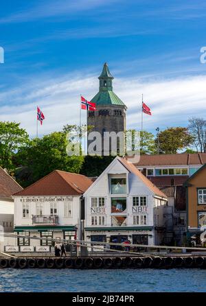 Valberg-Turm, umgeben von aufgehobenen norwegischen Flaggen am Tag der Verfassung, Stavanger, Norwegen, 17. Mai 2018 Stockfoto