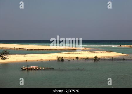 Lagunenartige Umgebung mit tropischem Sandstrand an einer Mündung in Wanokaka, West Sumba, East Nusa Tenggara, Indonesien. Stockfoto