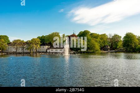 Byparken Park See mit einem malerischen Brunnen in Stavanger Innenstadt, Norwegen, 17. Mai 2018 Stockfoto