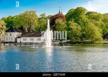 Ein Brunnen und eine Schule der Kathedrale von Stavanger im Byparken Park in der Innenstadt von Stavanger, Norwegen, 17. Mai 2018 Stockfoto