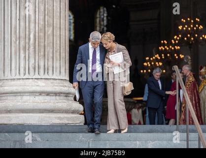 St Paul’s Cathedral, London, Großbritannien. 3. Juni 2022. Der Bürgermeister von London, Sadiq Khan, und seine Frau verlassen St. Pauls, nachdem sie am National Service of Thanksgiving in der St. Paul’s Cathedral im Rahmen der Platinum Jubilee Celebrations for the Queen’s Reign teilgenommen haben, die an einem viertägigen Wochenende an den Bankfeiertagen in Großbritannien vom Donnerstag, dem 2.. Bis Sonntag, dem 5.. Juni, stattfinden. Quelle: Malcolm Park/Alamy Live News. Stockfoto