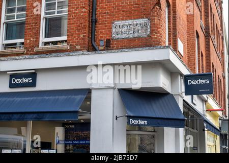 London, Großbritannien - 4. Mai 2022: Dexters Estate Agent in London Stockfoto