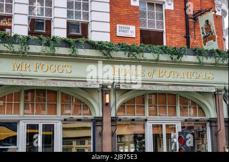 London, Großbritannien - 4. Mai 2022: Mr Foggs House of Botanicals Bar in London Stockfoto