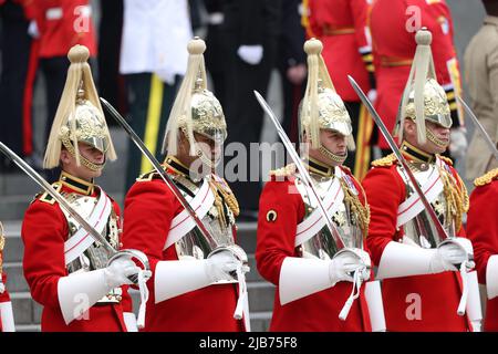 London, Großbritannien. 03.. Juni 2022. Haushalts-Kavallerie Besuchen Sie den Gottesdienst von Thanksgiving in St. Paul's Cathedral, um das Platin-Jubiläum von Königin Elizabeth II. Zu feiern Die meisten älteren Mitglieder der königlichen Familie sind anwesend, aber leider kann Königin Elizabeth II. Nicht teilnehmen und Prinz Andrew zog sich aus, weil er positiv auf Coronavirus getestet wurde. Kredit: Paul Marriott/Alamy Live Nachrichten Stockfoto