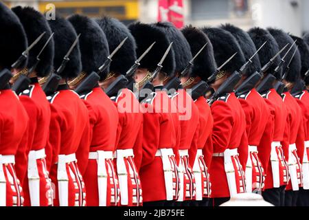 London, Großbritannien. 03.. Juni 2022. Coldstream Guards besuchen den Erntedankgottesdienst in der St. Paul's Cathedral, um das Platin-Jubiläum von Königin Elizabeth II. Zu feiern Die meisten älteren Mitglieder der königlichen Familie sind anwesend, aber leider kann Königin Elizabeth II. Nicht teilnehmen und Prinz Andrew zog sich aus, weil er positiv auf Coronavirus getestet wurde. Kredit: Paul Marriott/Alamy Live Nachrichten Stockfoto