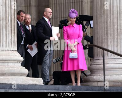 London, Großbritannien. 03.. Juni 2022. Peter Phillips, David Armstrong-Jones Earl of Snowdon, und Mike und Zara Tindall, die am Erntedankgottesdienst in der St. Paul's Cathedral teilnehmen, um das Platin-Jubiläum von Königin Elizabeth II. Zu feiern Die meisten älteren Mitglieder der königlichen Familie sind anwesend, aber leider kann Königin Elizabeth II. Nicht teilnehmen und Prinz Andrew zog sich aus, weil er positiv auf Coronavirus getestet wurde. Kredit: Paul Marriott/Alamy Live Nachrichten Stockfoto