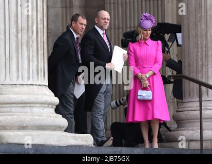 London, Großbritannien. 03.. Juni 2022. Peter Phillips, Mike. Und Zara Tindall, die am Gottesdienst von Thanksgiving in der St. Paul's Cathedral teilnehmen, um das Platin-Jubiläum von Königin Elizabeth II. Zu feiern Die meisten älteren Mitglieder der königlichen Familie sind anwesend, aber leider kann Königin Elizabeth II. Nicht teilnehmen und Prinz Andrew zog sich aus, weil er positiv auf Coronavirus getestet wurde. Kredit: Paul Marriott/Alamy Live Nachrichten Stockfoto
