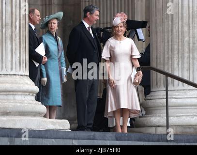 London, Großbritannien. 03.. Juni 2022. Prinz Edward Earl of Wessex, Prinzessin Royal Princess Anne, Vizeadmiral Timothy Laurence, Sophie Herzogin von Wessex nimmt am Erntedankfest in der St. Paul's Cathedral Teil, um das Platin-Jubiläum von Königin Elizabeth II. Zu feiern Die meisten älteren Mitglieder der königlichen Familie sind anwesend, aber leider kann Königin Elizabeth II. Nicht teilnehmen und Prinz Andrew zog sich aus, weil er positiv auf Coronavirus getestet wurde. Kredit: Paul Marriott/Alamy Live Nachrichten Stockfoto