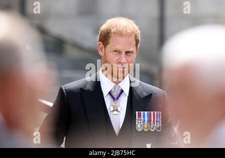 London, Großbritannien. 03.. Juni 2022. Prinz Harry, besucht den Gottesdienst von Thanksgiving in der St. Paul's Cathedral, um das Platin-Jubiläum von Königin Elizabeth II. Zu feiern Die meisten älteren Mitglieder der königlichen Familie sind anwesend, aber leider kann Königin Elizabeth II. Nicht teilnehmen und Prinz Andrew zog sich aus, weil er positiv auf Coronavirus getestet wurde. Kredit: Paul Marriott/Alamy Live Nachrichten Stockfoto