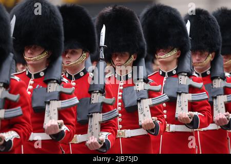 London, Großbritannien. 03.. Juni 2022. Coldstream Guards besuchen den Erntedankgottesdienst in der St. Paul's Cathedral, um das Platin-Jubiläum von Königin Elizabeth II. Zu feiern Die meisten älteren Mitglieder der königlichen Familie sind anwesend, aber leider kann Königin Elizabeth II. Nicht teilnehmen und Prinz Andrew zog sich aus, weil er positiv auf Coronavirus getestet wurde. Kredit: Paul Marriott/Alamy Live Nachrichten Stockfoto