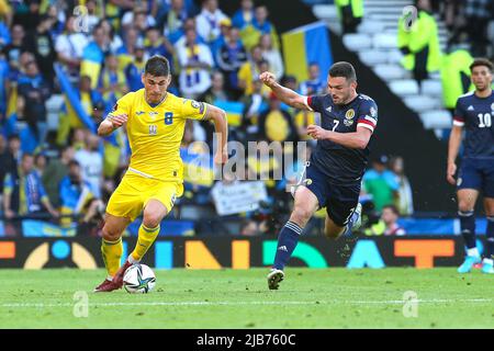 John McGinn, Nummer 7, schottischer Nationalspieler, läuft während des Halbfinals der FIFA-Weltmeisterschaft in Hampden gegen den russischen Mittelfeldspieler Malinovskyl in der Ukraine Stockfoto