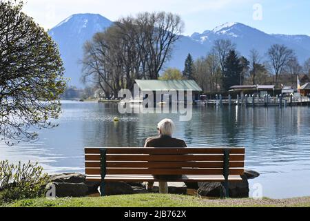 Rottach Egern, Deutschland. 03.. Juni 2022. ARCHIVFOTO: Bis zu 6,1 Prozent: Bundestag entscheidet über starke Rentenerhöhung Frühling, Sonnenschein, Landschaft, Berge, Alpen, Berge. See, Ufer. Rentner, Rente, Pensionierung, Bank, Person, Rentenerhöhung. Alter Mann. Kredit: dpa/Alamy Live Nachrichten Stockfoto