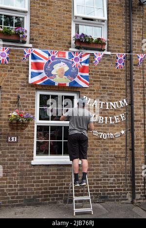 Windsor, Großbritannien. 3.. Juni 2022. Die Bewohner der Bexley Street in Windsor hatten heute viel Spaß bei ihrer Straßenparty anlässlich des Platinum Jubilee. Quelle: Maureen McLean/Alamy Live News Stockfoto