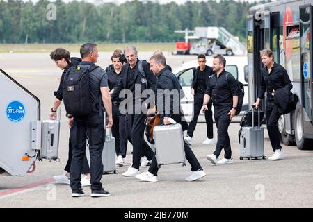 Nürnberg, Deutschland. 03.. Juni 2022. Fußball: Nationalmannschaft, Deutschland, vor dem Start der Nationenliga. Die deutsche Nationalmannschaft mit Nationaltrainer Hansi Flick (Mitte) hebt vom Albrecht Dürer Airport in Nürnberg zum Spiel gegen Italien in Bologna ab. Quelle: Löb Daniel/dpa/Alamy Live News Stockfoto