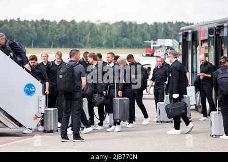 Nürnberg, Deutschland. 03.. Juni 2022. Fußball: Nationalmannschaft, Deutschland, vor dem Start der Nationenliga. Die deutsche Nationalmannschaft hebt vom Albrecht Dürer Airport in Nürnberg zum Spiel gegen Italien in Bologna ab. Quelle: Löb Daniel/dpa/Alamy Live News Stockfoto