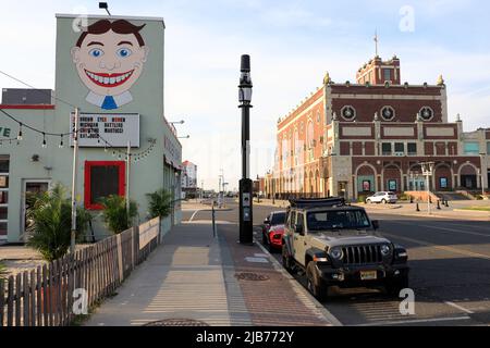 Ocean Avenue mit Wonder Bar und Convention Hall im Hintergrund.Asbury Park.New Jersey.USA Stockfoto