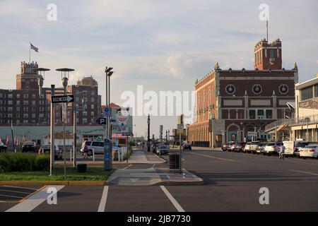 Ocean Avenue mit Wonder Bar und Convention Hall im Hintergrund.Asbury Park.New Jersey.USA Stockfoto