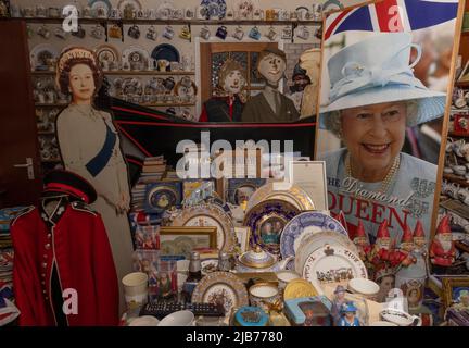 London, Großbritannien. 3.. Juni 2022. Bilder, Ausschnitte und Erinnerungsstücke der Queen zieren den Jubilee-Raum im Haus der Royal Enthusiast MARGARET TYLER in Wembley, London, Großbritannien. Das Platin-Jubiläum von Königin Elizabeth II. Markiert 70 Jahre des Thronkönigs. (Bild: © Elizabeth Dalziel/ZUMA Press Wire) Stockfoto