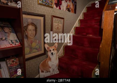 London, Großbritannien. 3.. Juni 2022. Ein Corgi-Ausschnitt befindet sich neben einem Bild der jungen Königin Elizabeth II. Auf der Treppe des Hauses der Royal Enthusiast MARGARET TYLERÃs. MARGARET feiert das Platinum Jubilee in ihrer großen Sammlung von Erinnerungsstücken in ihrem Haus IN Wembley, London, Großbritannien. Das Platin-Jubiläum von Königin Elizabeth II. Markiert 70 Jahre des Thronkönigs. (Bild: © Elizabeth Dalziel/ZUMA Press Wire) Stockfoto