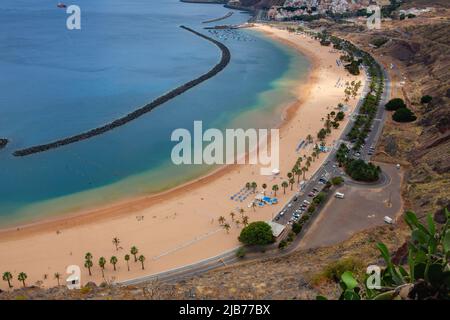 Blick auf den Strand auf Teneriffa.Es handelt sich um einen künstlichen, weißen Sandstrand, der sich nördlich des Dorfes San Andrés, Santa Cruz de Teneriffa, Spanien, befindet Stockfoto