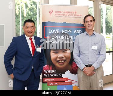 Yorba Linda, Kalifornien, USA. 1.. Juni 2022. Joey Zhou, Fernsehmoderator, und Peter Maize, CEO, International China Concern, Teilnahme an der Internationalen China Concern (ICC) Pressekonferenz zu Ehren des Internationalen Kindertages in der Richard Nixon Bibliothek und im Museum in Yorba Linda, Kalifornien. Kredit: Sheri Determan Stockfoto