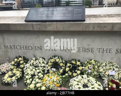 Die Gedenktafel, die anlässlich eines Gedenkgottesdienstes in der Southwark Cathedral im Süden Londons enthüllt wurde, um den fünften Jahrestag der Terrorangriffe auf die London Bridge und Borough zu begehen, ist eine blumige Hommage. Acht Menschen wurden getötet und 48 weitere verletzt, als Terroristen in einem gemieteten Lieferwagen in Fußgänger pflügten und dann Amok mit 12in Messern liefen. Bilddatum: Freitag, 3. Juni 2022. Stockfoto