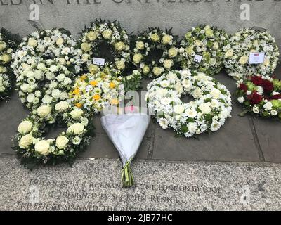 Die Gedenktafel, die anlässlich eines Gedenkgottesdienstes in der Southwark Cathedral im Süden Londons enthüllt wurde, um den fünften Jahrestag der Terrorangriffe auf die London Bridge und Borough zu begehen, ist eine blumige Hommage. Acht Menschen wurden getötet und 48 weitere verletzt, als Terroristen in einem gemieteten Lieferwagen in Fußgänger pflügten und dann Amok mit 12in Messern liefen. Bilddatum: Freitag, 3. Juni 2022. Stockfoto