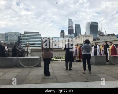 Personen, die zum fünften Jahrestag der Terroranschläge auf die London Bridge und Borough an der Southwark Cathedral im Süden Londons teilnehmen. Acht Menschen wurden getötet und 48 weitere verletzt, als Terroristen in einem gemieteten Lieferwagen in Fußgänger pflügten und dann Amok mit 12in Messern liefen. Bilddatum: Freitag, 3. Juni 2022. Stockfoto